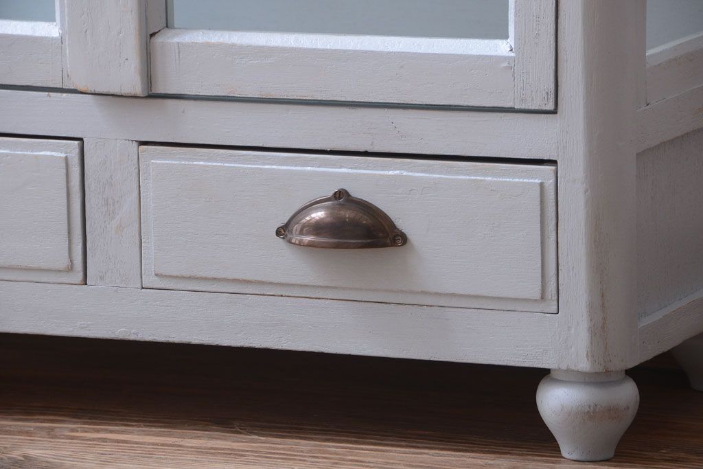 アンティーク家具　アンティーク　脚付き!薄型の小さなペイントガラスケース