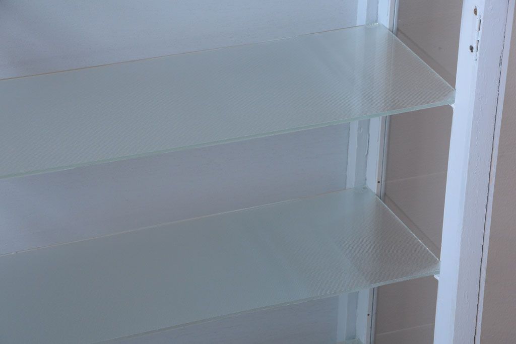 アンティーク家具　アンティーク　脚付き!薄型の小さなペイントガラスケース