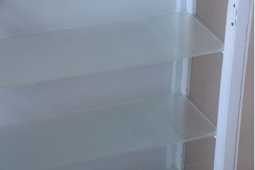 アンティーク家具　アンティーク　脚付き!薄型の小さなペイントガラスケース