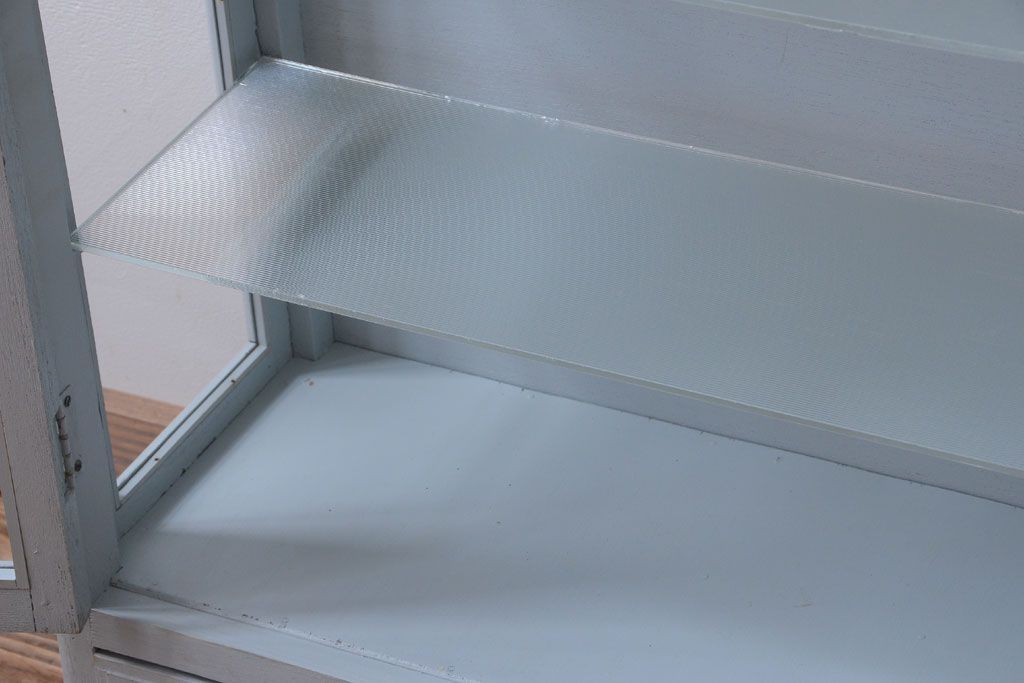 アンティーク家具　アンティーク　脚付き!薄型の小さなペイントガラスケース