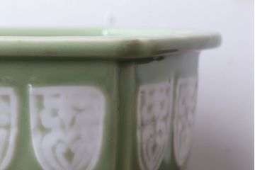 アンティーク雑貨　古民具・骨董　陽刻六角青磁植木鉢