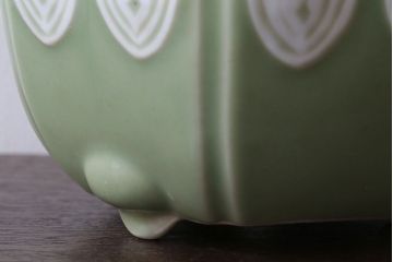 アンティーク雑貨　古民具・骨董　陽刻六角青磁植木鉢