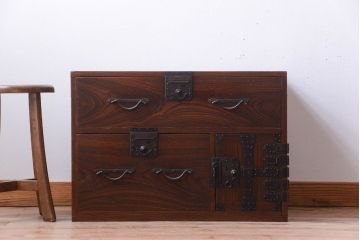 アンティーク家具　古民具・骨董　隠し付き!小振りで上質な三方欅材のアンティーク小箪笥