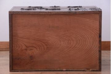 アンティーク家具　古民具・骨董　隠し付き!小振りで上質な三方欅材のアンティーク小箪笥