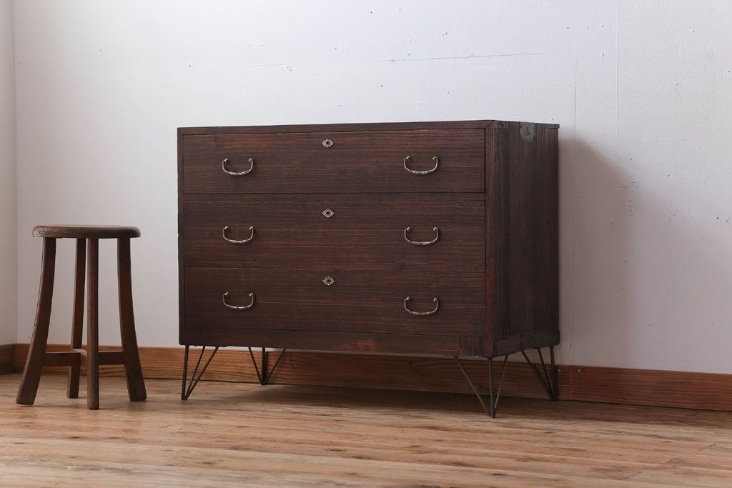 アンティーク家具　和製アンティーク　シンプルな衣装箪笥の鉄脚ローボード(ローチェスト)(1)