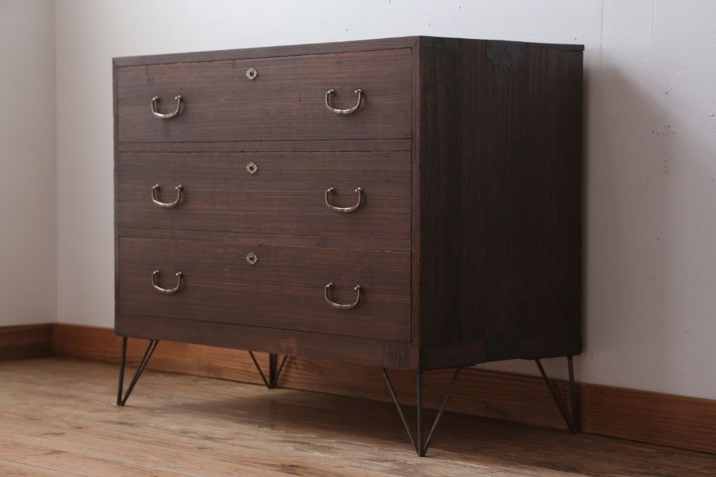 アンティーク家具　和製アンティーク　シンプルな衣装箪笥の鉄脚ローボード(ローチェスト)(1)