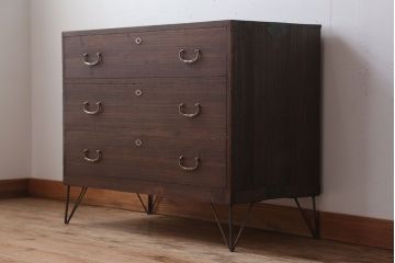 アンティーク家具　和製アンティーク　シンプルな衣装箪笥の鉄脚ローボード(ローチェスト)(1)