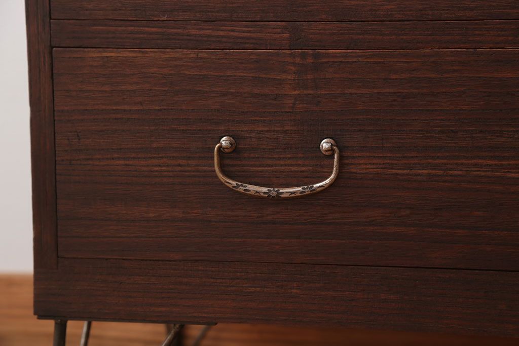 アンティーク家具　和製アンティーク　シンプルな衣装箪笥の鉄脚ローボード(ローチェスト)(1)