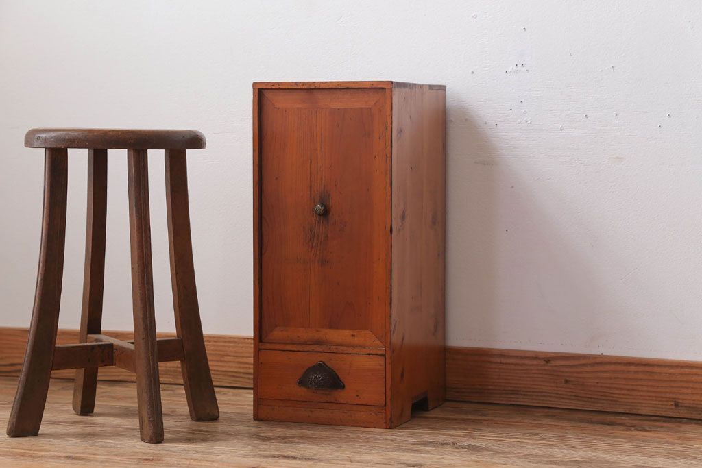 アンティーク家具　和製アンティーク　古い木の小ぶりなケンドン式扉の収納棚