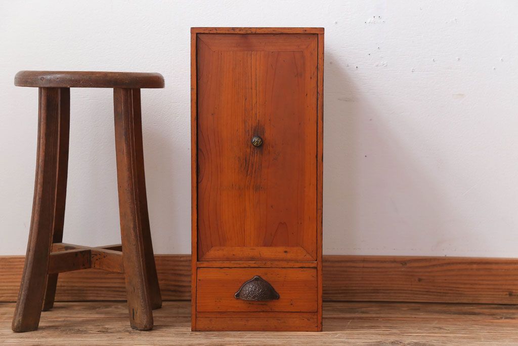アンティーク家具　和製アンティーク　古い木の小ぶりなケンドン式扉の収納棚