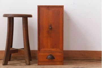 アンティーク家具　和製アンティーク　古い木の小ぶりなケンドン式扉の収納棚