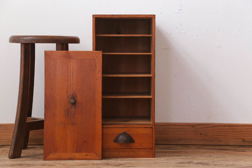 アンティーク家具　和製アンティーク　古い木の小ぶりなケンドン式扉の収納棚