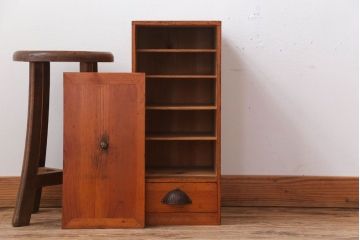 アンティーク家具　和製アンティーク　古い木の小ぶりなケンドン式扉の収納棚