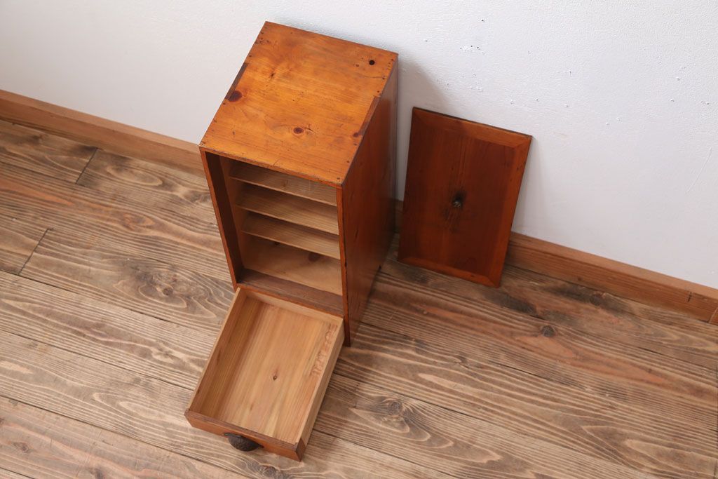 アンティーク家具　和製アンティーク　古い木の小ぶりなケンドン式扉の収納棚