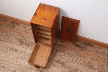 アンティーク家具　和製アンティーク　古い木の小ぶりなケンドン式扉の収納棚