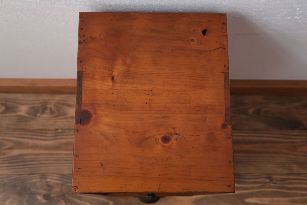 アンティーク家具　和製アンティーク　古い木の小ぶりなケンドン式扉の収納棚