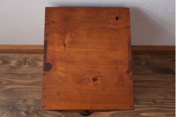 アンティーク家具　和製アンティーク　古い木の小ぶりなケンドン式扉の収納棚