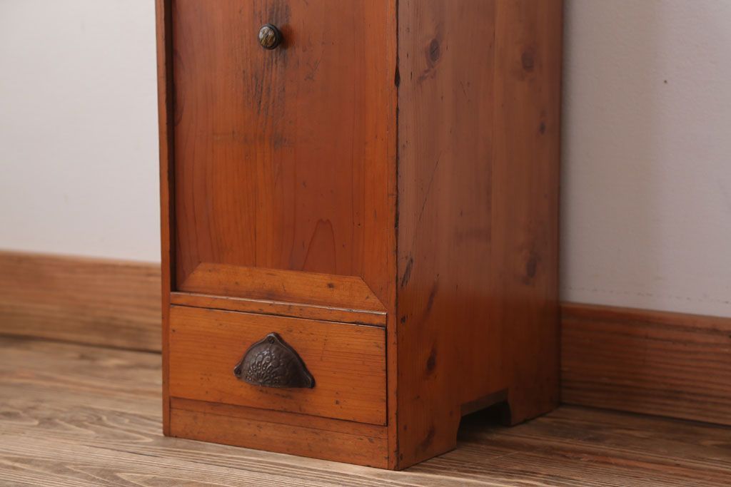 アンティーク家具　和製アンティーク　古い木の小ぶりなケンドン式扉の収納棚