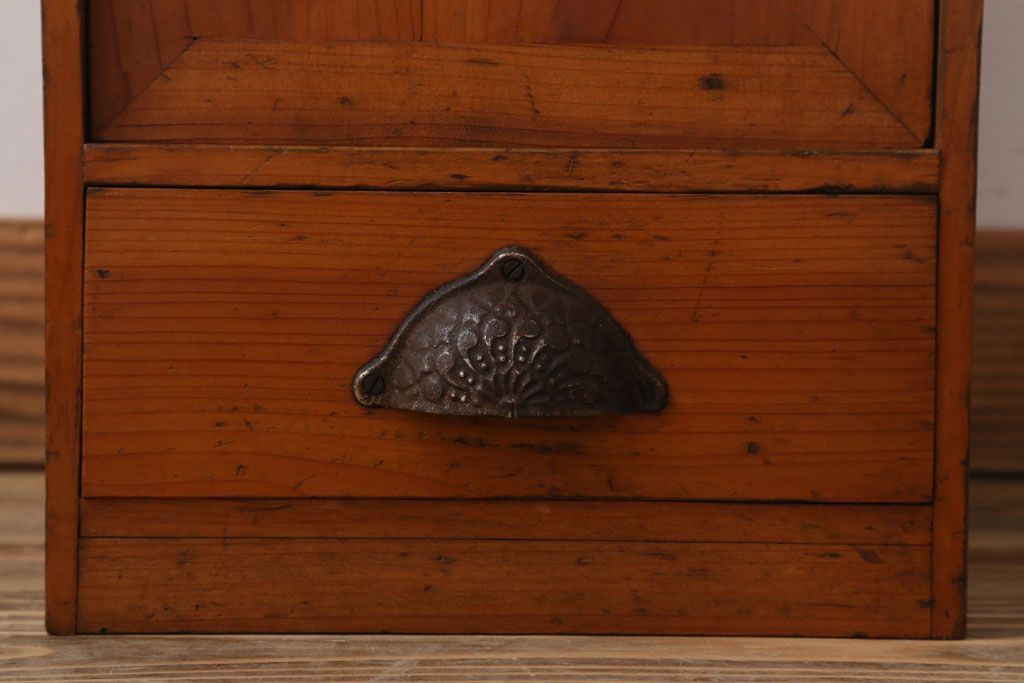 アンティーク家具　和製アンティーク　古い木の小ぶりなケンドン式扉の収納棚