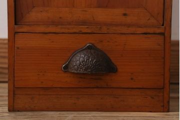 アンティーク家具　和製アンティーク　古い木の小ぶりなケンドン式扉の収納棚