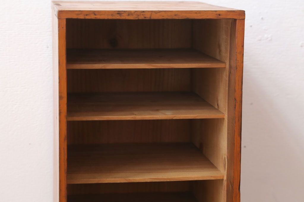 アンティーク家具　和製アンティーク　古い木の小ぶりなケンドン式扉の収納棚