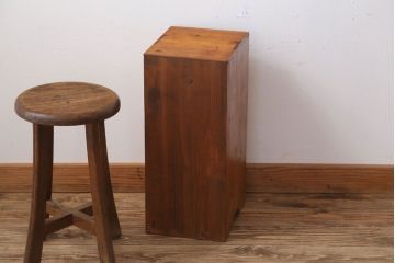 アンティーク家具　和製アンティーク　古い木の小ぶりなケンドン式扉の収納棚