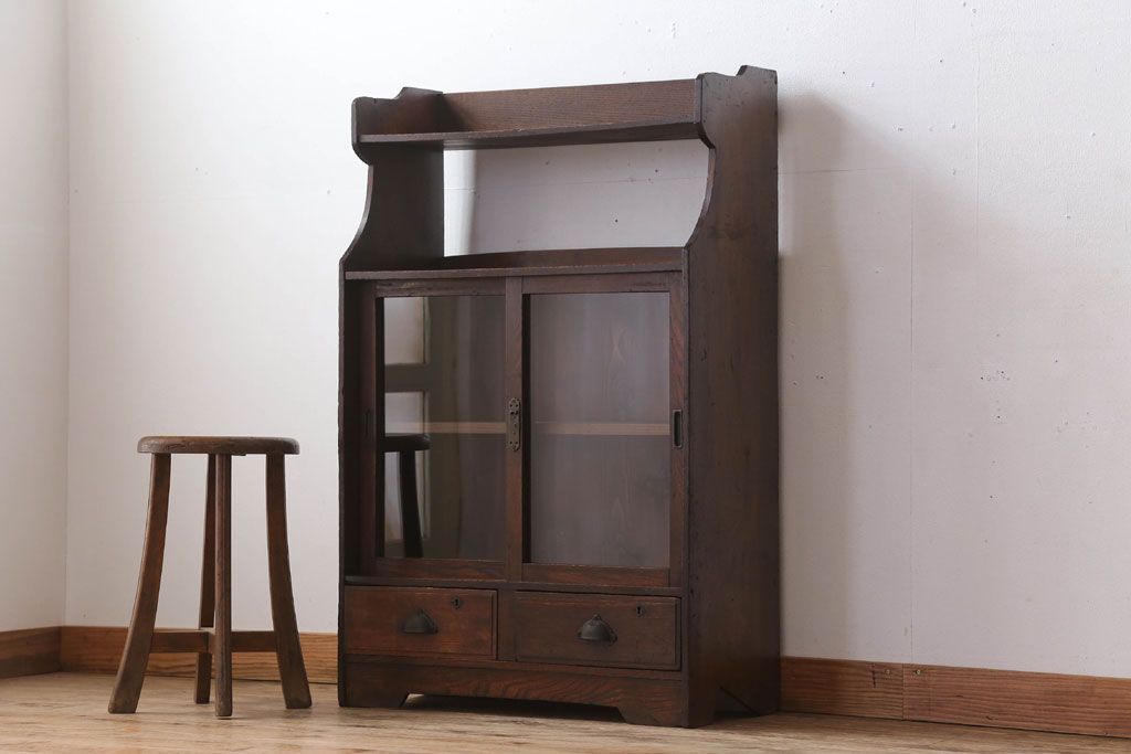 アンティーク家具　アンティーク　飾り棚付き!古い栓材のシンプルな引き戸本箱