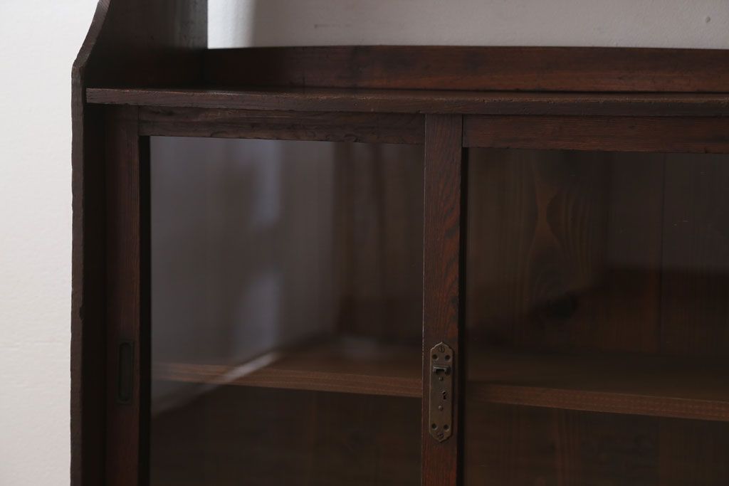 アンティーク家具　アンティーク　飾り棚付き!古い栓材のシンプルな引き戸本箱