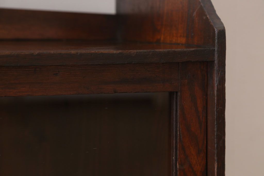 アンティーク家具　アンティーク　飾り棚付き!古い栓材のシンプルな引き戸本箱