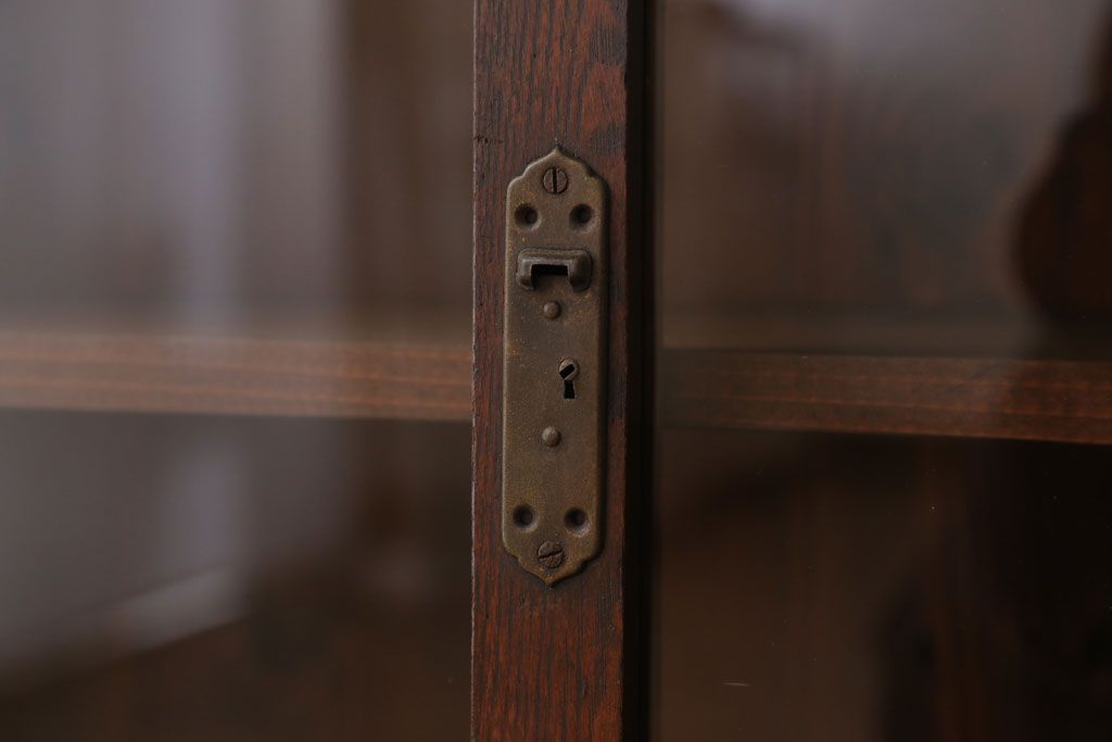 アンティーク家具　アンティーク　飾り棚付き!古い栓材のシンプルな引き戸本箱