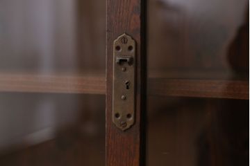 アンティーク家具　アンティーク　飾り棚付き!古い栓材のシンプルな引き戸本箱