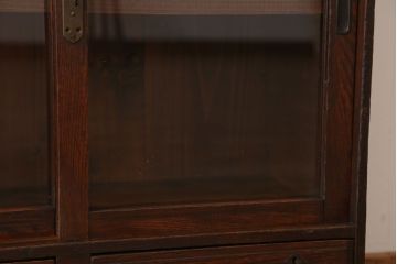 アンティーク家具　アンティーク　飾り棚付き!古い栓材のシンプルな引き戸本箱