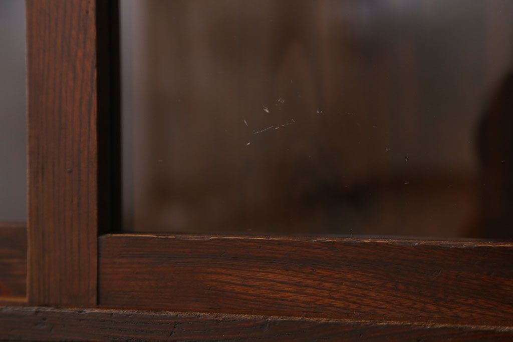 アンティーク家具　アンティーク　飾り棚付き!古い栓材のシンプルな引き戸本箱