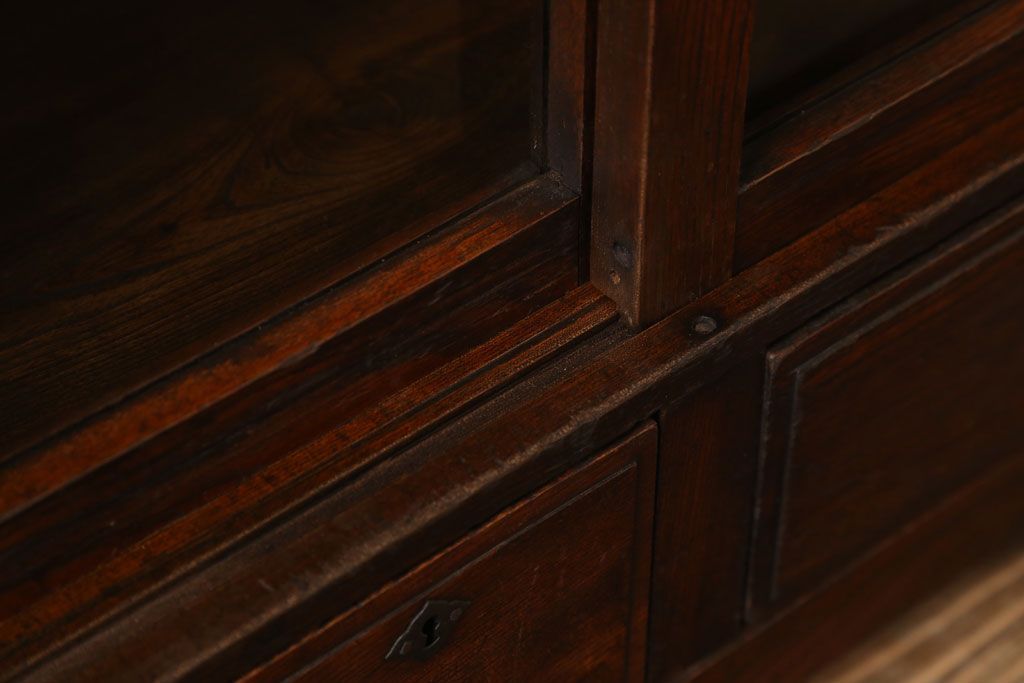 アンティーク家具　アンティーク　飾り棚付き!古い栓材のシンプルな引き戸本箱