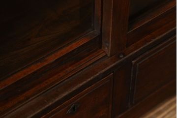 アンティーク家具　アンティーク　飾り棚付き!古い栓材のシンプルな引き戸本箱