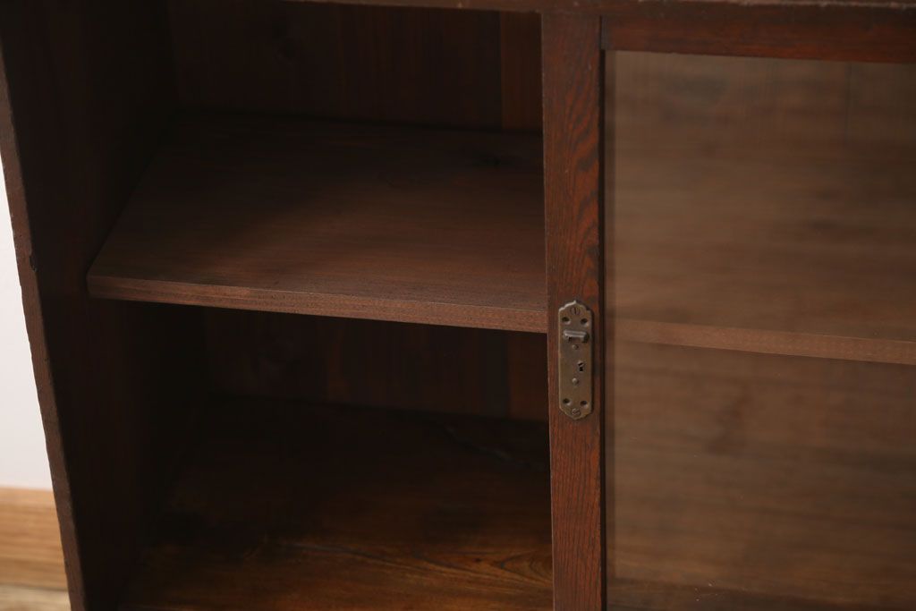 アンティーク家具　アンティーク　飾り棚付き!古い栓材のシンプルな引き戸本箱