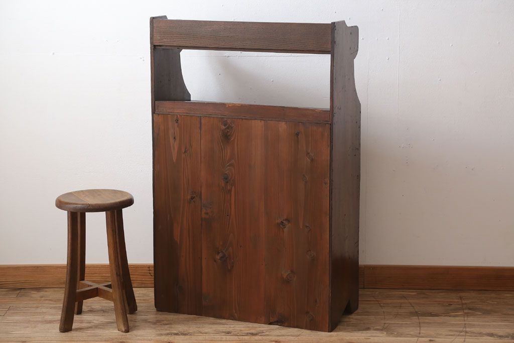 アンティーク家具　アンティーク　飾り棚付き!古い栓材のシンプルな引き戸本箱