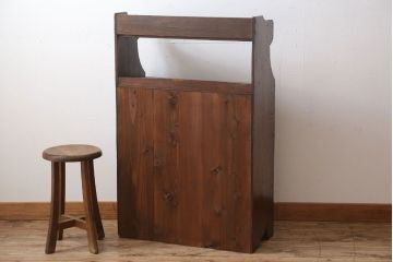 アンティーク家具　アンティーク　飾り棚付き!古い栓材のシンプルな引き戸本箱