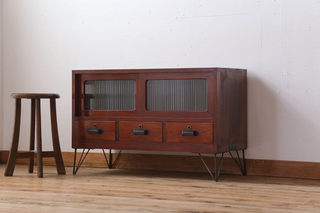 アンティーク家具　和製アンティーク　鉄脚付き!モールガラス引き戸のサイドボード(2)