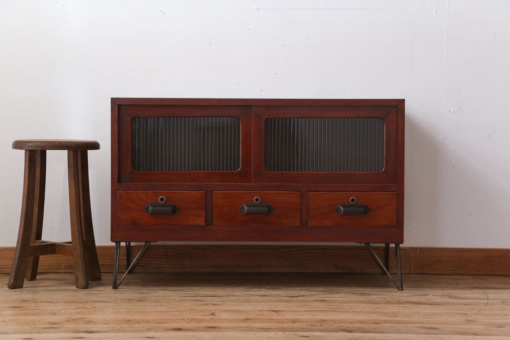 アンティーク家具　和製アンティーク　鉄脚付き!モールガラス引き戸のサイドボード(2)