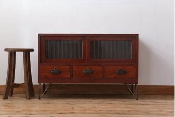 アンティーク家具　和製アンティーク　鉄脚付き!モールガラス引き戸のサイドボード(2)