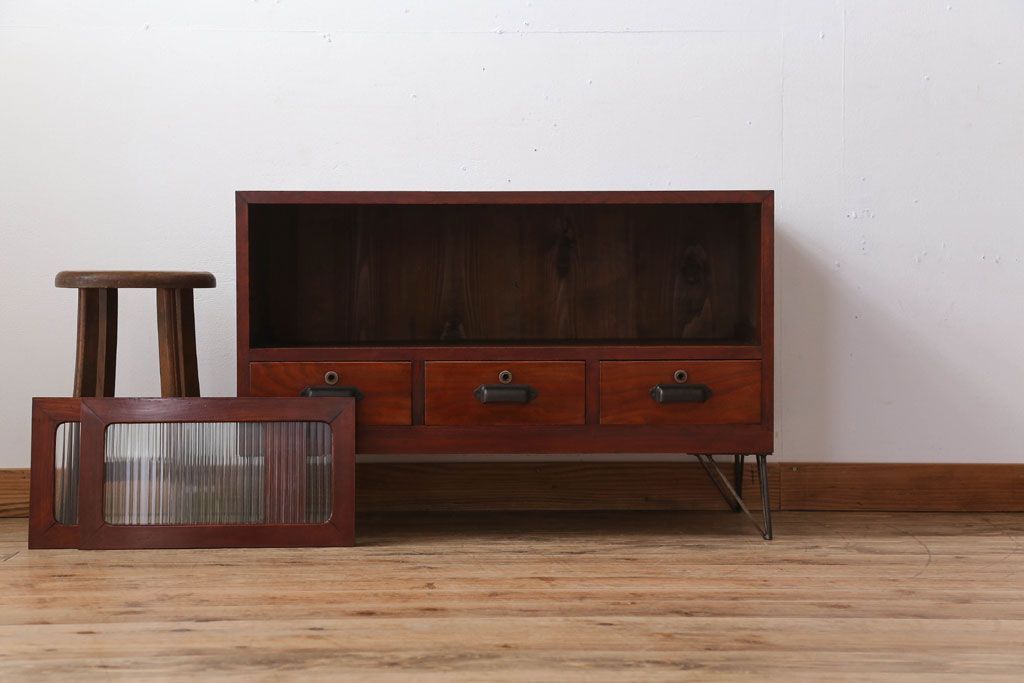 アンティーク家具　和製アンティーク　鉄脚付き!モールガラス引き戸のサイドボード(2)