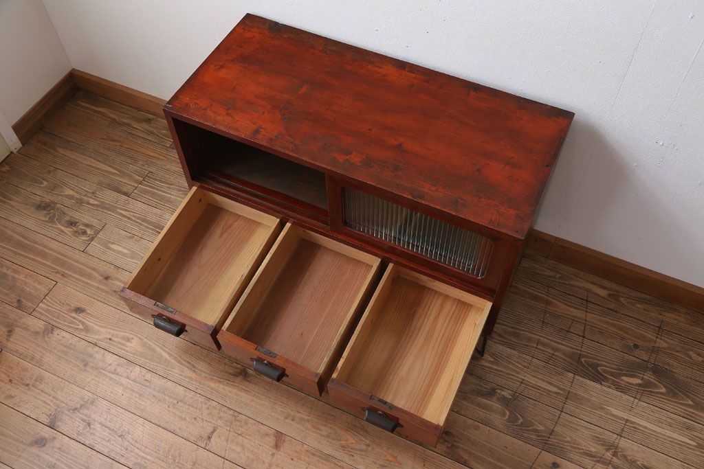 アンティーク家具　和製アンティーク　鉄脚付き!モールガラス引き戸のサイドボード(2)