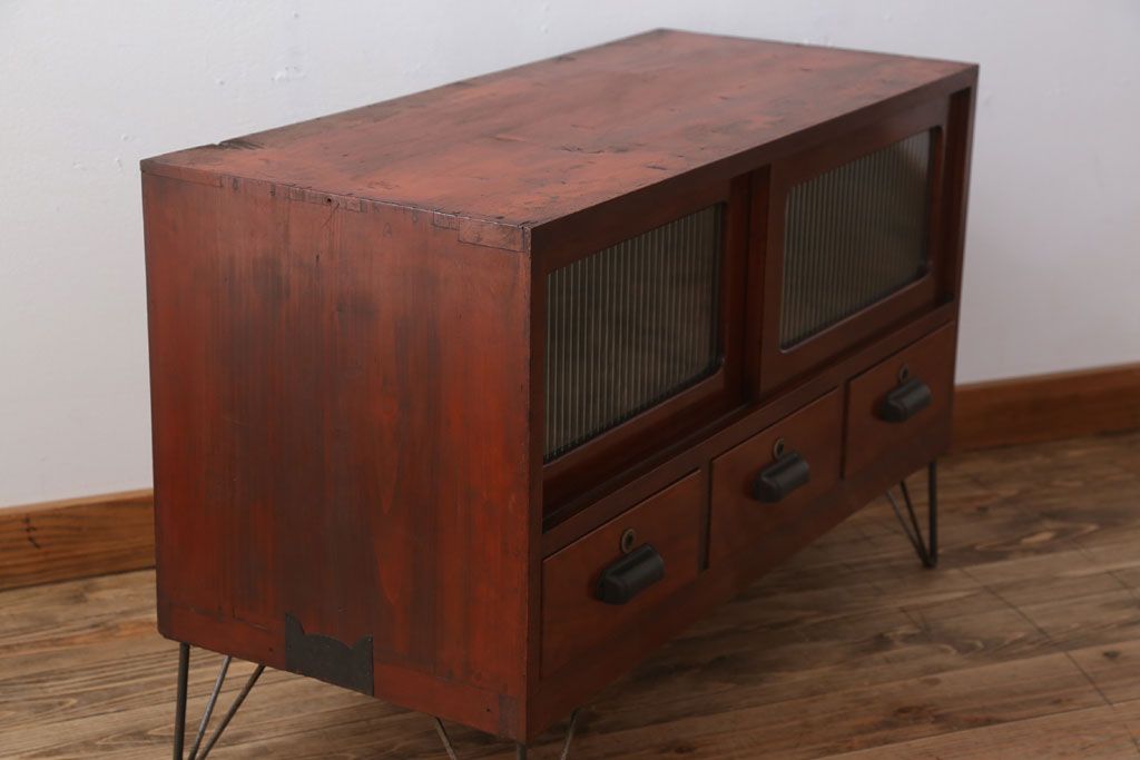 アンティーク家具　和製アンティーク　鉄脚付き!モールガラス引き戸のサイドボード(2)