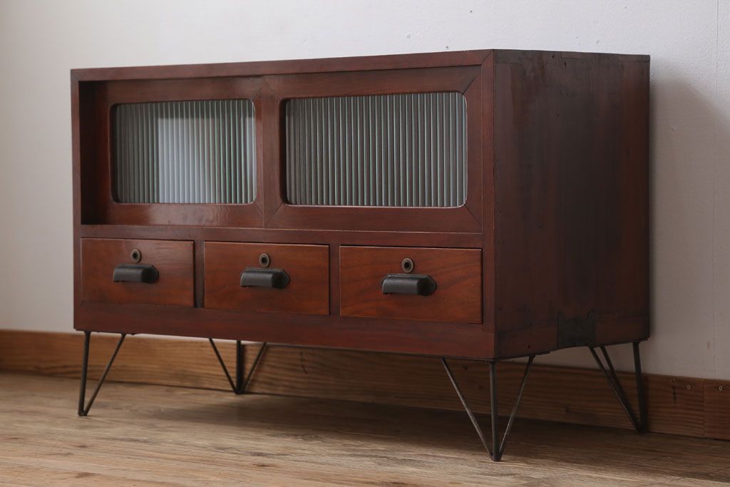 アンティーク家具　和製アンティーク　鉄脚付き!モールガラス引き戸のサイドボード(2)