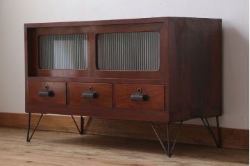 アンティーク家具　和製アンティーク　鉄脚付き!モールガラス引き戸のサイドボード(2)