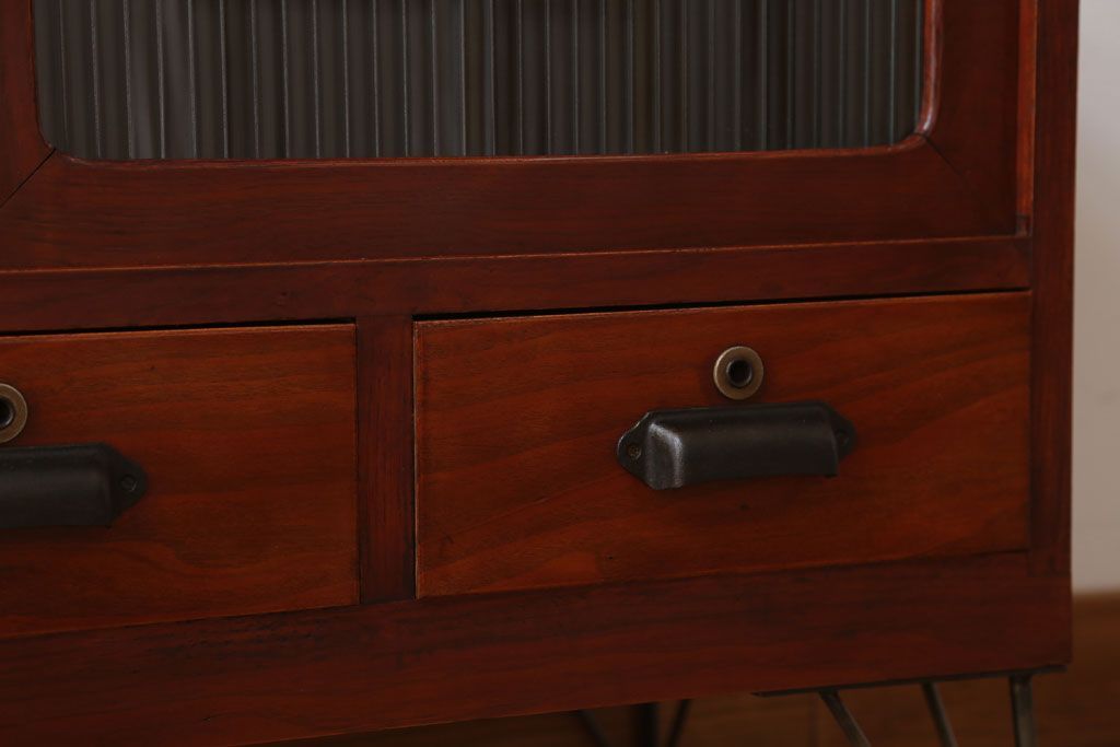 アンティーク家具　和製アンティーク　鉄脚付き!モールガラス引き戸のサイドボード(2)