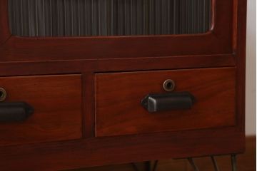 アンティーク家具　和製アンティーク　鉄脚付き!モールガラス引き戸のサイドボード(2)