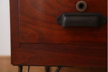 アンティーク家具　和製アンティーク　鉄脚付き!モールガラス引き戸のサイドボード(2)