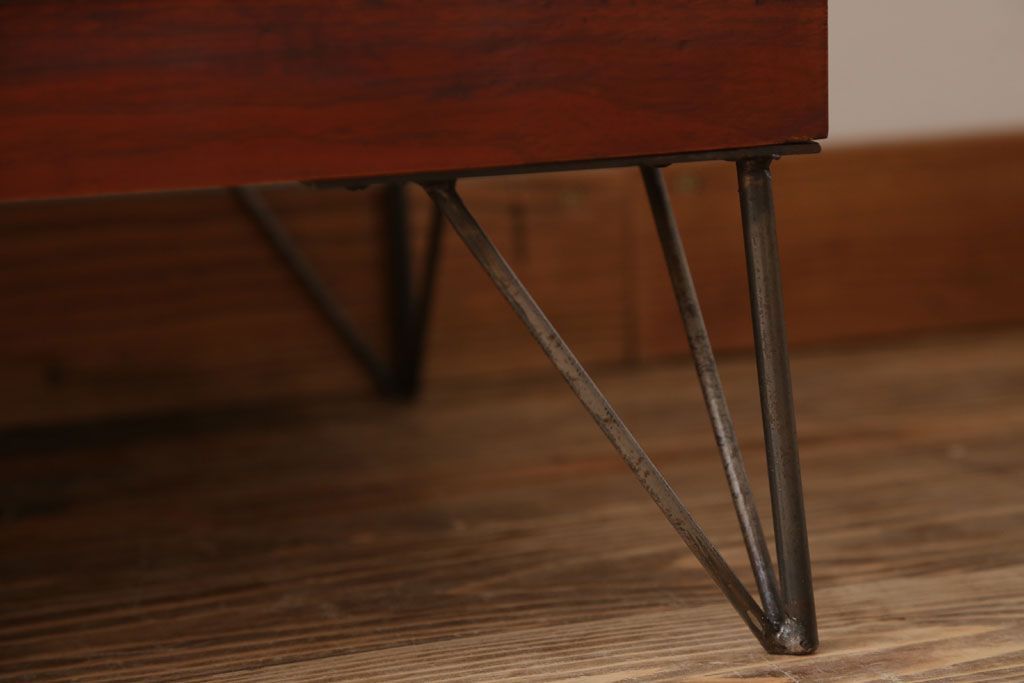 アンティーク家具　和製アンティーク　鉄脚付き!モールガラス引き戸のサイドボード(2)